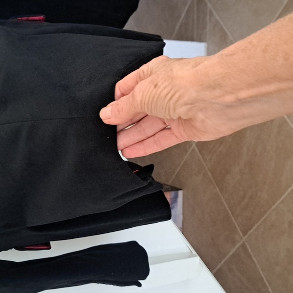 Tommy Hilfiger  Vintage Black Velvet Blazer sz4 lined in red very nice condition - Picture 8 of 8